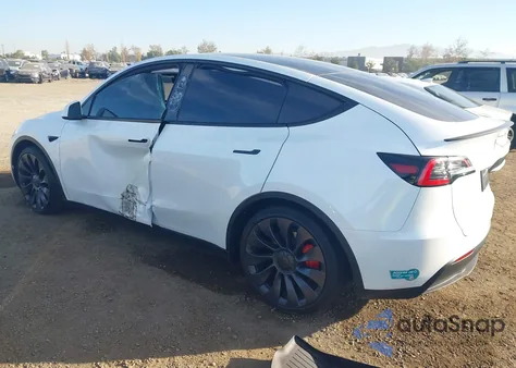 2024 Tesla Model Y Performance Dual Motor All-Wheel Drive z USA, uszkodzony, nr VIN 7SAYGDEF2RF150535